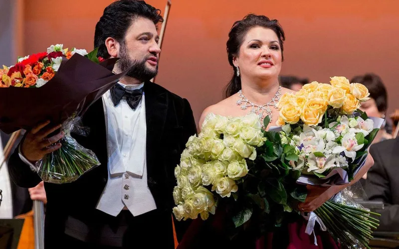 Anna yenidən səhnəyə qayıdır