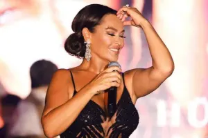 Səhnəyə 2 milyonluq küpə ilə çıxdı