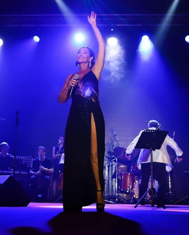 Səhnəyə 2 milyonluq küpə ilə çıxdı