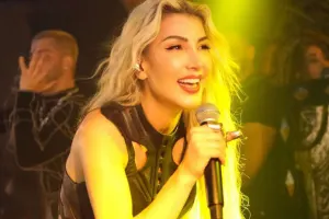 Hande Yenerin fotosu “Times” meydanında