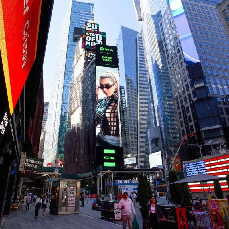 Hande Yenerin fotosu “Times” meydanında