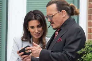 Coni bu vəkili ilə sevgili imiş...