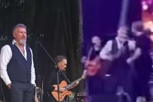 Aqutin səhnəyə çıxan fanatını itələdi