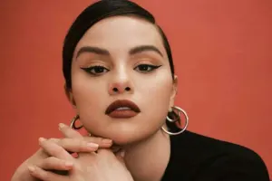 Fanatı evinin qarşısında qanlı çarpayı yandırdı