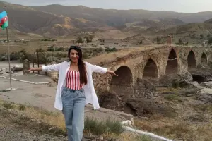 Əməkdar artist Xudafərində...