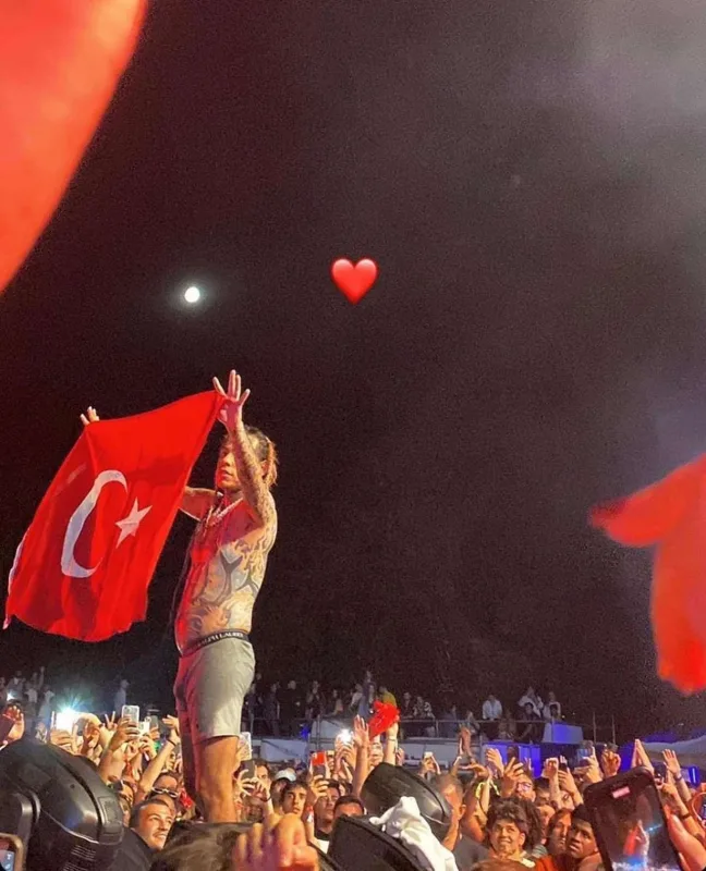 Türkiyə konsertindən 500 min qazandı