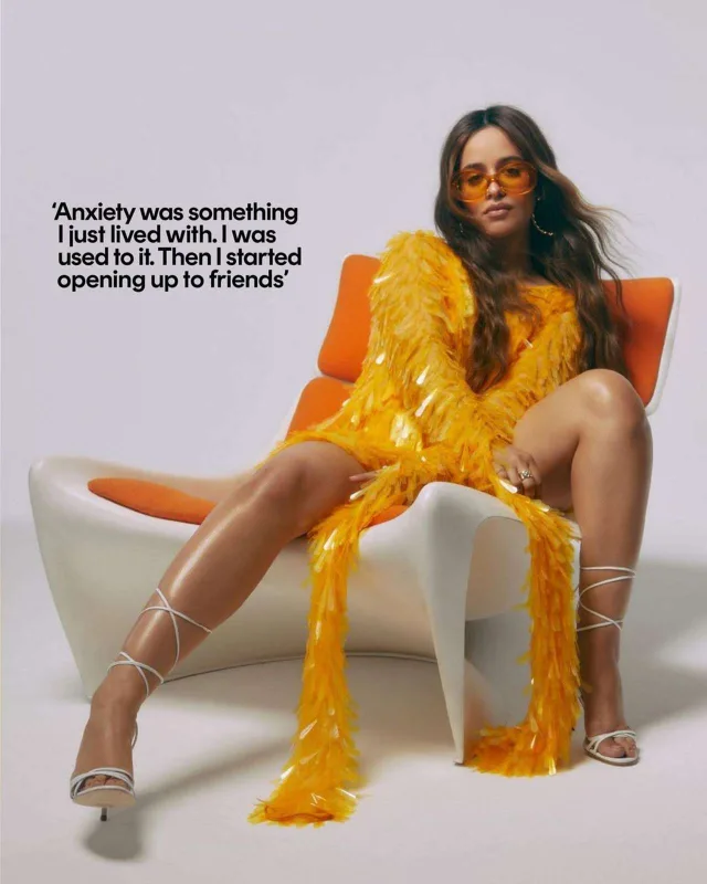 Kamiladan “Cosmopolitan” üçün fotolar