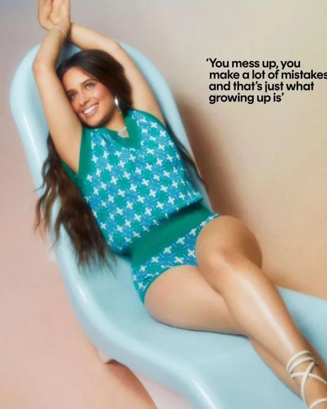 Kamiladan “Cosmopolitan” üçün fotolar