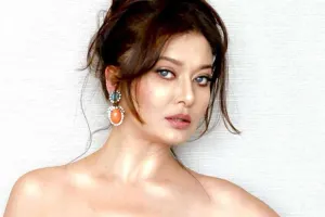 Səhnədə huşunu itirdi