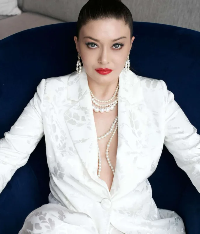 Səhnədə huşunu itirdi