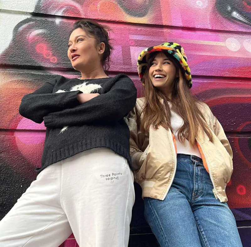 Səhnədə huşunu itirdi