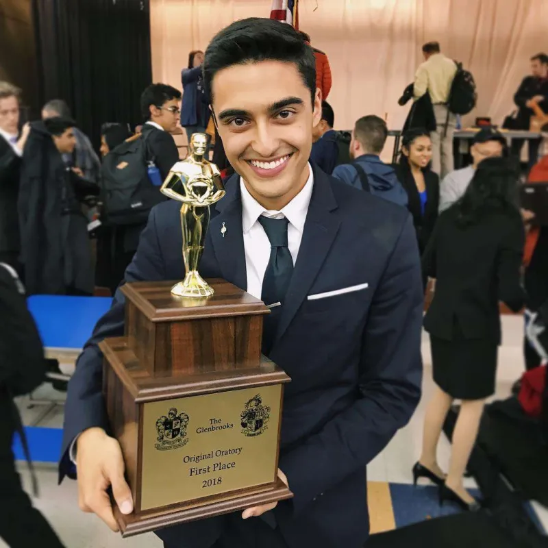 Xalid Hüseyninin oğlu cinsiyyətini dəyişdi