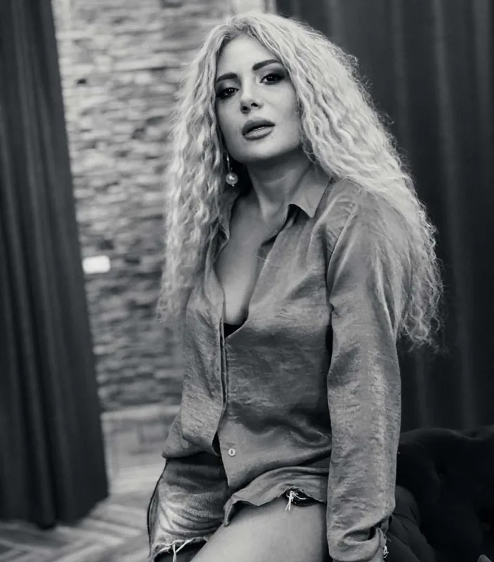 “Yaltaqlanaraq yaşamağı asan bilirik”