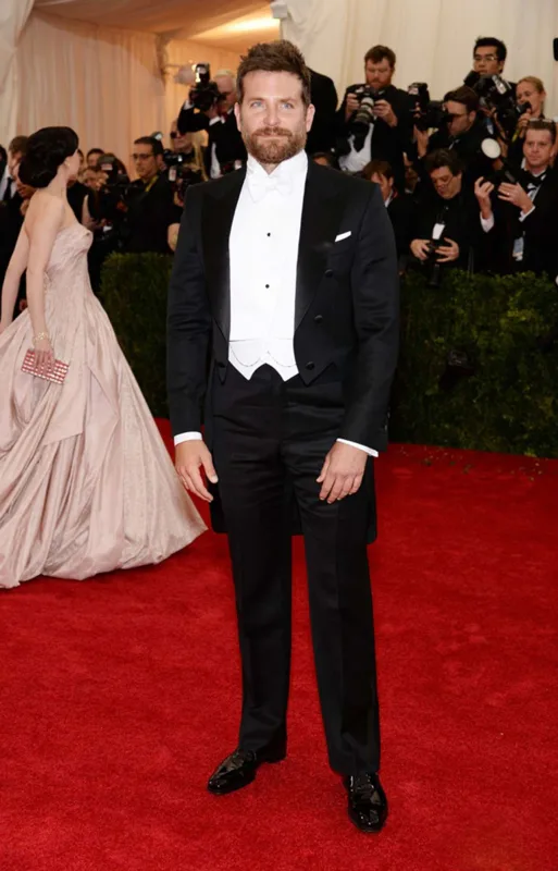 Bredli Kuper yeni sevgilisi ilə