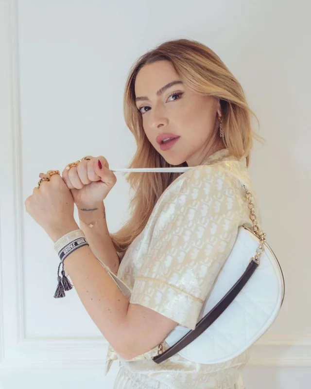 Hadise yeni ev axtarışındadır