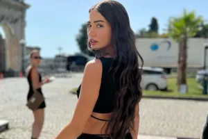 Demetin bu paltarı da diqqət çəkdi