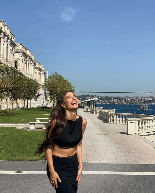 Demetin bu paltarı da diqqət çəkdi