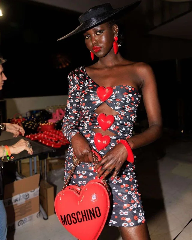 “Moschino”dan fərqli kolleksiya