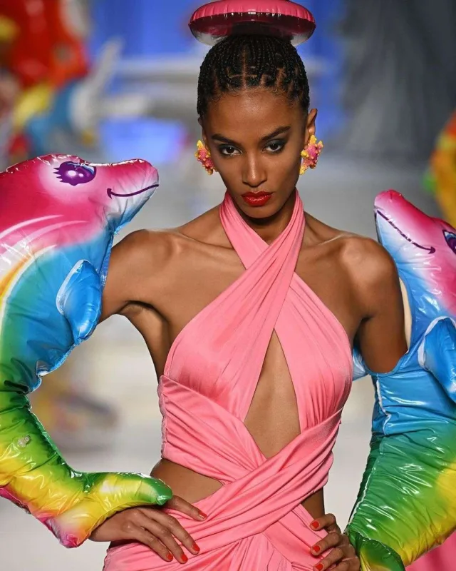 “Moschino”dan fərqli kolleksiya