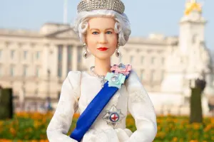 Kraliça Elizabetin Barbi kuklası hazırlandı