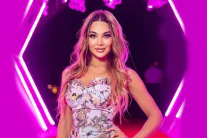 Özünü maşının altına atdı