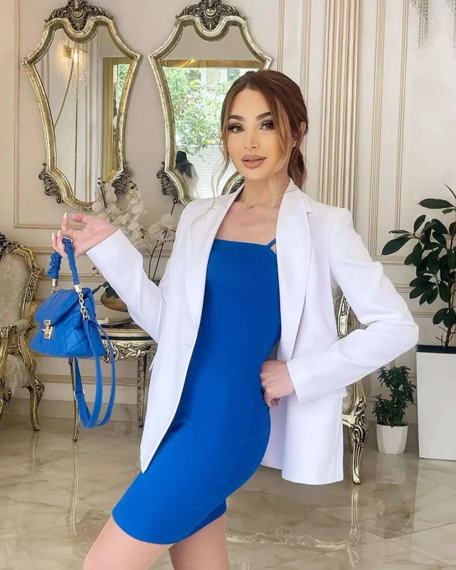 Özünü maşının altına atdı