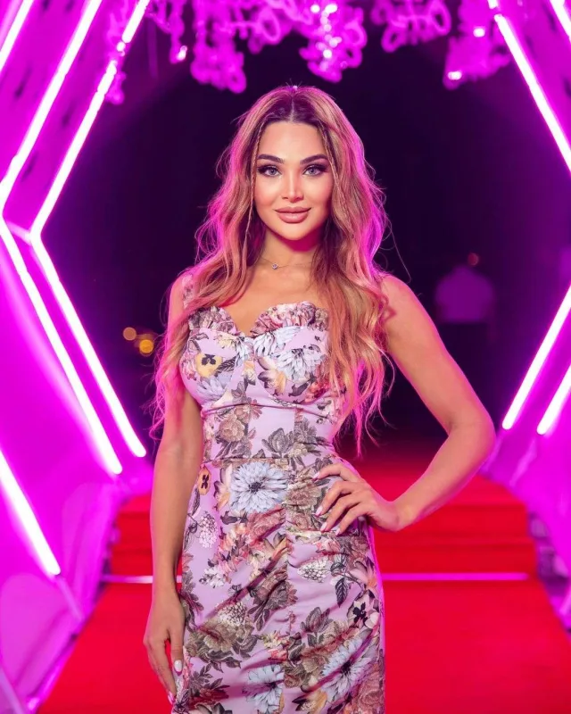 Özünü maşının altına atdı