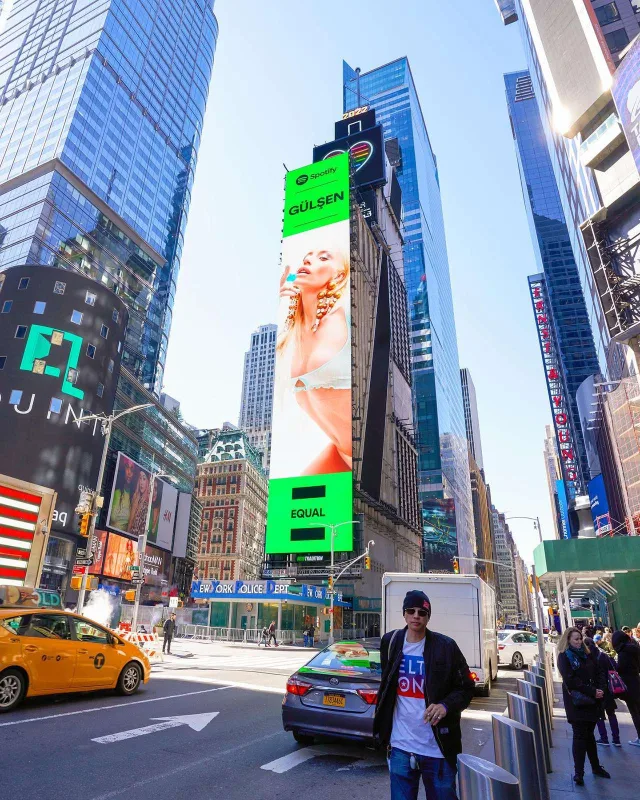 Gülşenin posteri “Times” meydanında
