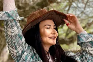 Çəkilişdə aparıcını arı sancdı - VİDEO