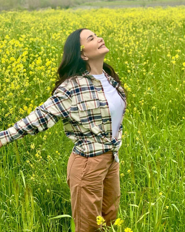 Çəkilişdə aparıcını arı sancdı - VİDEO