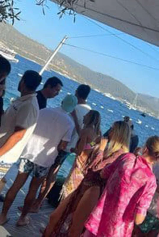 Hamının gözü qarşısında dava etdilər