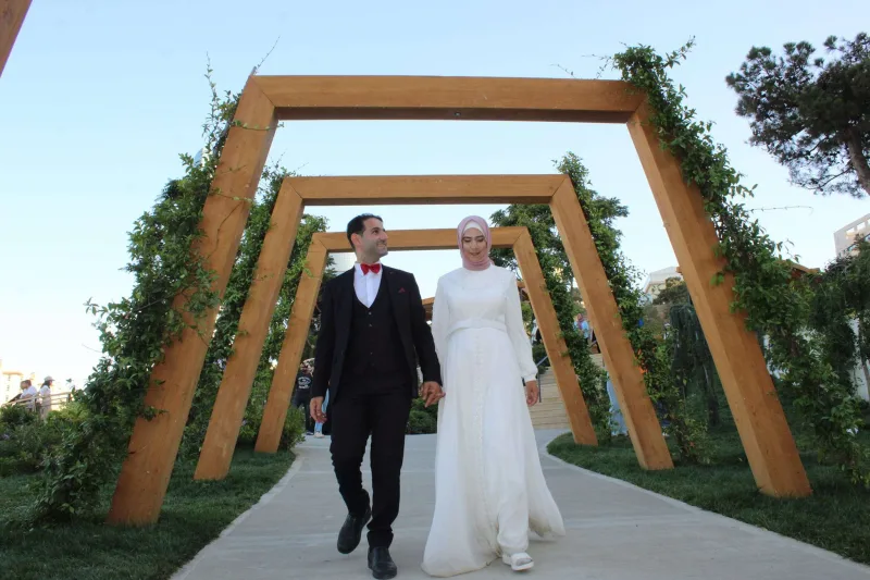 Replə tarix dərsi deyən müəllim evləndi