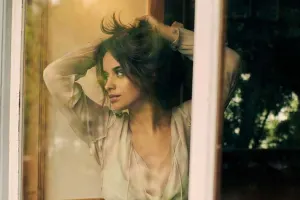 Kamila “Vogue” üçün kamera qarşısında