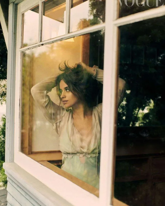 Kamila “Vogue” üçün kamera qarşısında