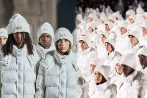 1952 nəfər eyni geyimdə - Görünməmiş moda şousu