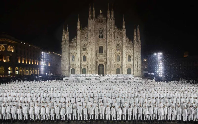 1952 nəfər eyni geyimdə - Görünməmiş moda şousu