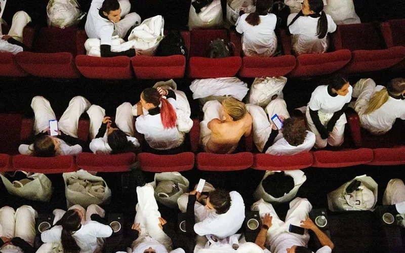 1952 nəfər eyni geyimdə - Görünməmiş moda şousu