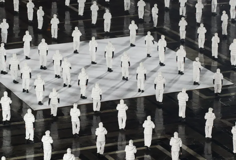 1952 nəfər eyni geyimdə - Görünməmiş moda şousu