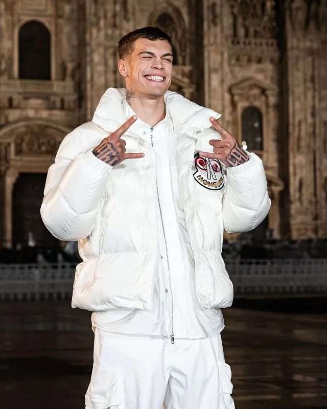 1952 nəfər eyni geyimdə - Görünməmiş moda şousu