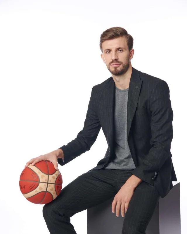 Cəmi iki ay sevgili oldular