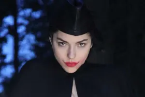 Qəbirstanlıqda fotosessiya etdirdi