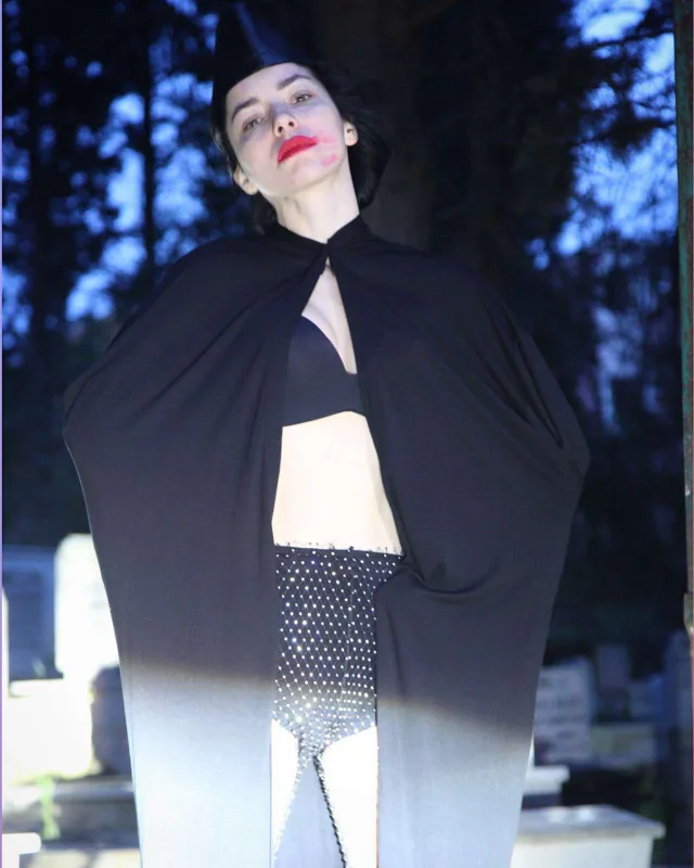 Qəbirstanlıqda fotosessiya etdirdi