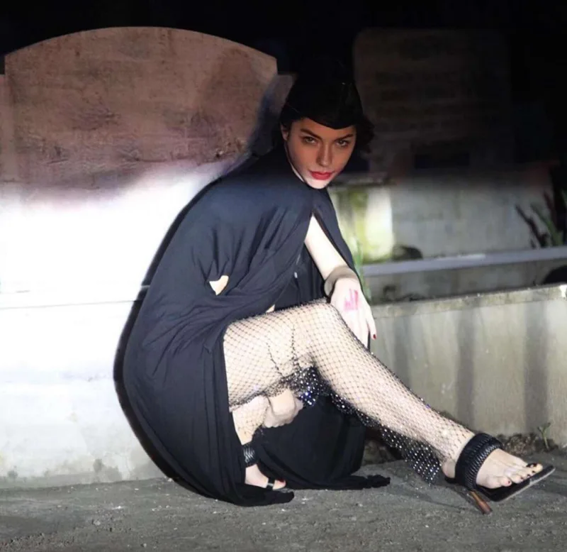 Qəbirstanlıqda fotosessiya etdirdi