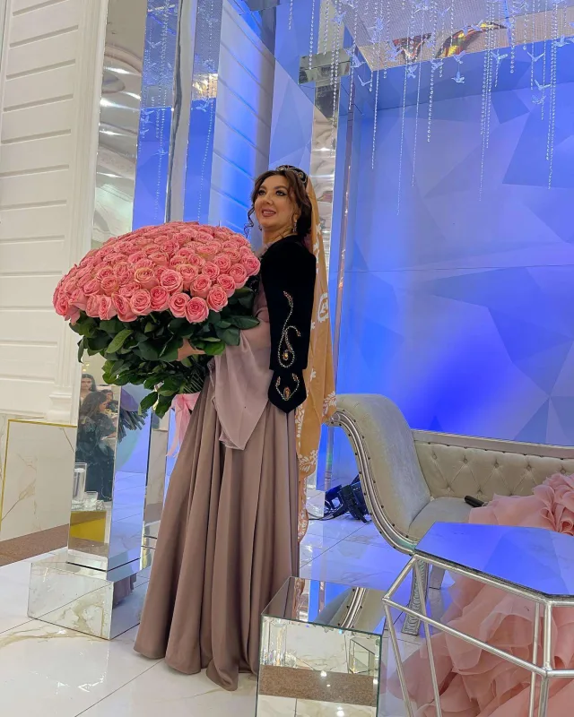 “Ziyafətlərdə abırlı geyinən səhnə qadınlarıdır”