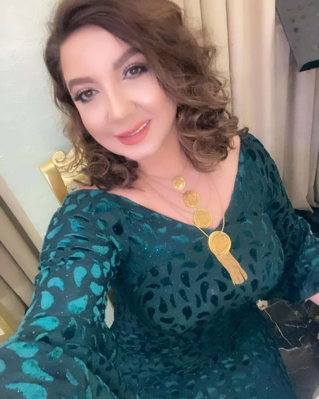 “Ziyafətlərdə abırlı geyinən səhnə qadınlarıdır”