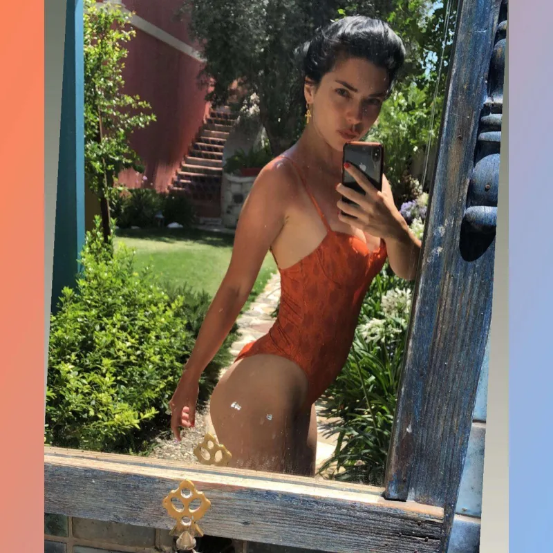 Bodidə foto paylaşıb, şərhləri bağladı