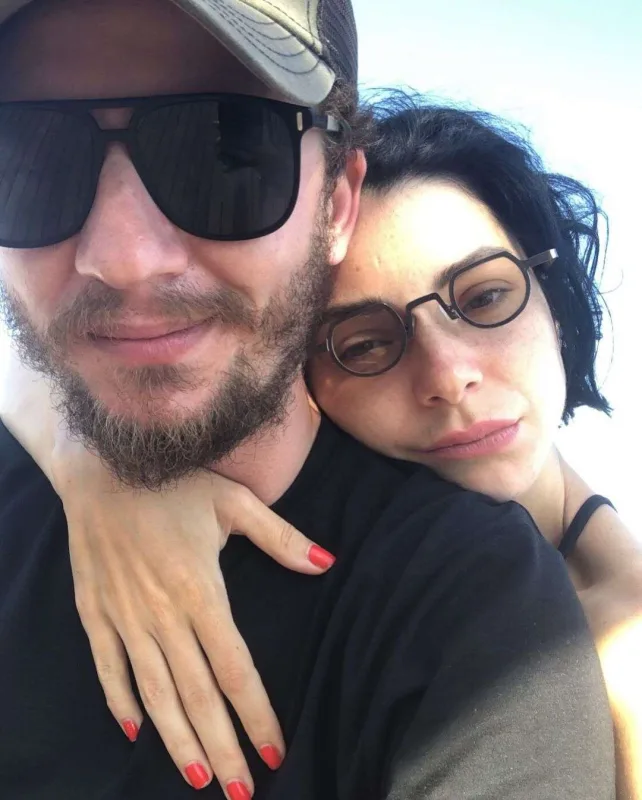 Merve sayəsində qazandığı pullardan ona vermir