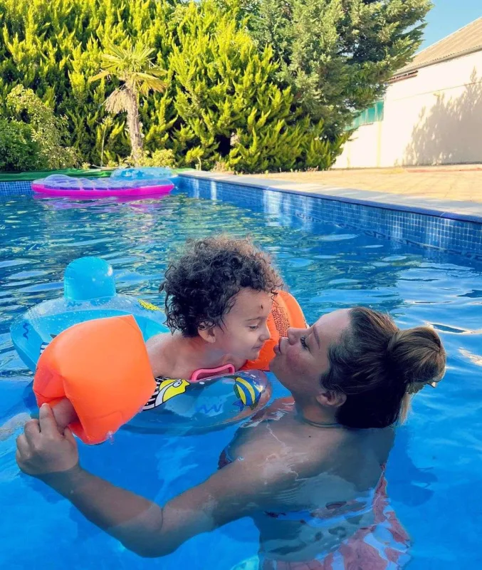 Xatirə hovuzdan şəkillər paylaşdı