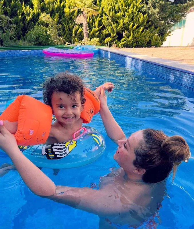 Xatirə hovuzdan şəkillər paylaşdı