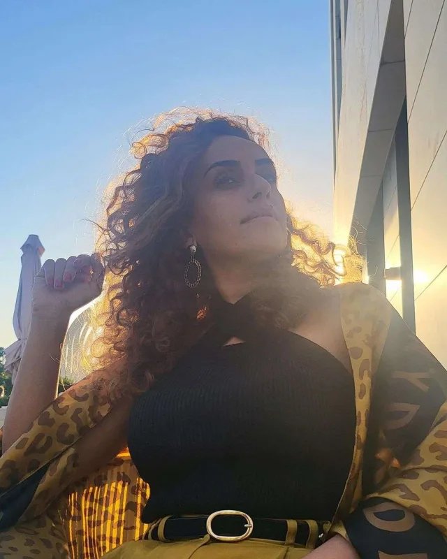 Zəhra eşqə düşüb